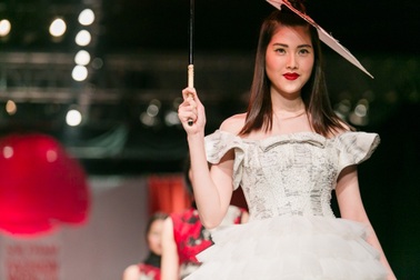 Giải vàng siêu mẫu Thu Hằng tái xuất sau nhiều năm mất tích