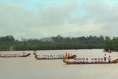 Gay cấn cuộc thi bơi chải   