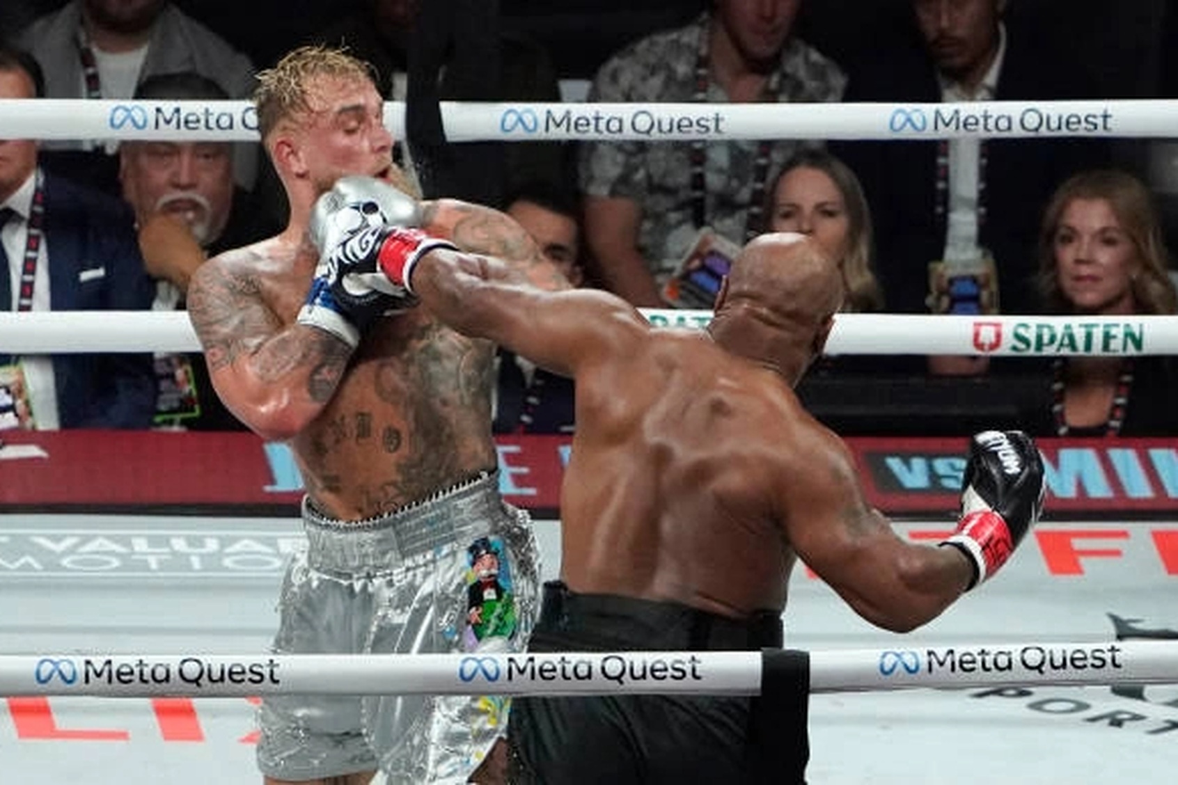 Mike Tyson vs Jake Paul: Mike Tyson thấm mệt, Jake Paul liên tục tấn công |  Báo Dân trí