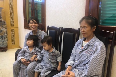 Hai chị em có nguy cơ mù vĩnh viễn được chuyên gia nhãn khoa Mỹ hội chẩn