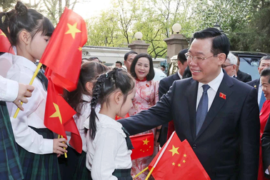 Chủ tịch Quốc hội Vương Đình Huệ gặp cộng đồng người Việt tại Trung Quốc