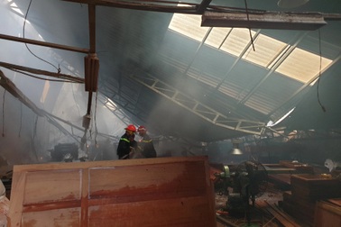 Xưởng sản xuất đồ gỗ mỹ nghệ đổ sập sau hỏa hoạn