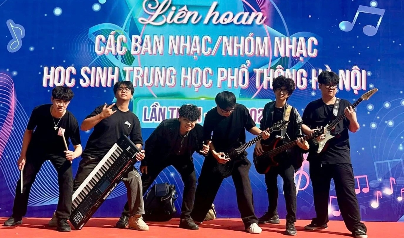 រូបប្រុសសង្ហា និងស្រីស្អាត ធ្វើឲ្យឆាកតន្ត្រីសិស្សរាជធានីផ្ទុះ - ៧ Chân dung trai xinh gái đẹp làm bùng nổ sân khấu âm nhạc học sinh thủ đô - 7