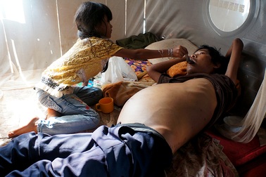 Mẹ chết, cha bệnh hiểm nghèo, bé 8 tuổi mơ ước được cùng cha ăn một miếng thịt