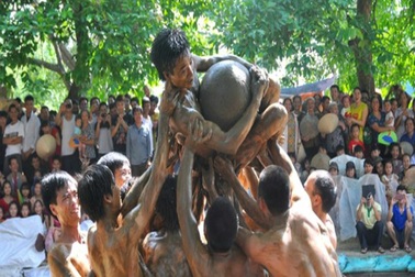 Clip: Trai tráng tắm bùn tranh cầu trong lễ hội làng Vân