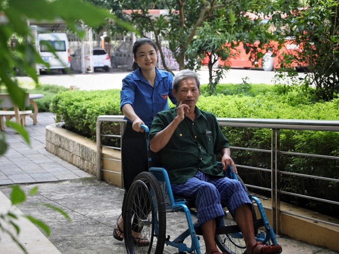 Các nhân viên Trung tâm luôn phục vụ ân cần cho các đồng chí thương, bệnh binh