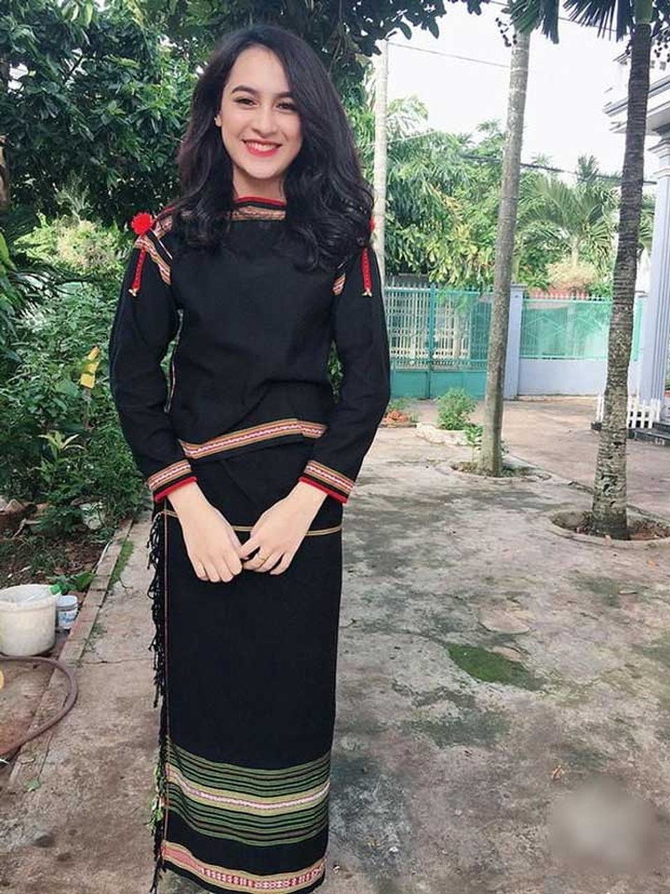 4 cô gái dân tộc thiểu số Ê Đê, Khmer bỗng nổi như cồn vì quá đẹp và quyến rũ - 1 4 cô gái dân tộc thiểu số Ê Đê, Khmer bỗng nổi như cồn vì quá đẹp và quyến rũ - 1