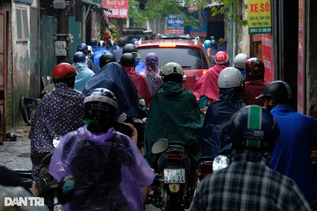 Mưa lớn giờ cao điểm, nhiều tuyến phố Hà Nội ùn tắc - 3 Mưa lớn giờ cao điểm, nhiều tuyến phố Hà Nội ùn tắc - 3