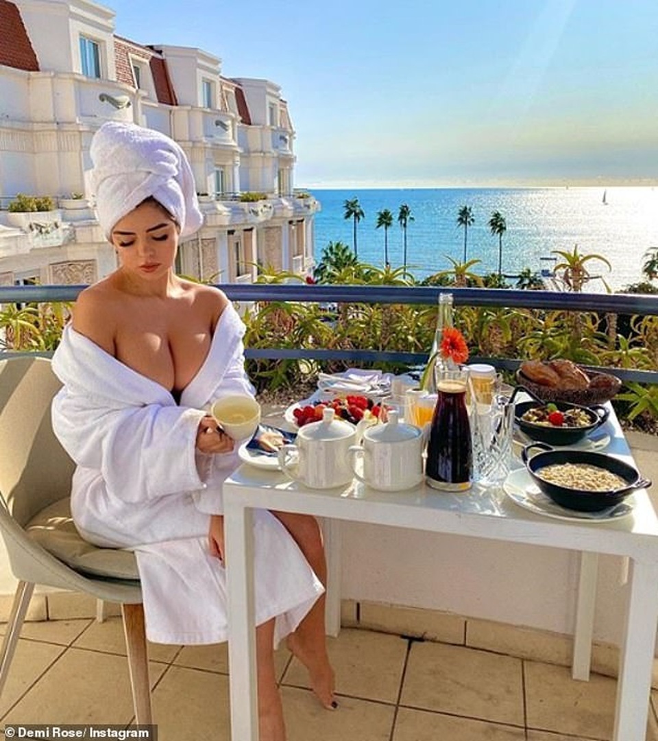 Demi Rose bất ngờ thả rông vòng một ra phố - 8 Demi Rose bất ngờ thả rông vòng một ra phố - 8