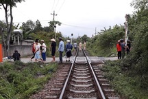 Người phụ nữ đi xe máy bị tàu cán tử vong khi cố vượt rào chắn