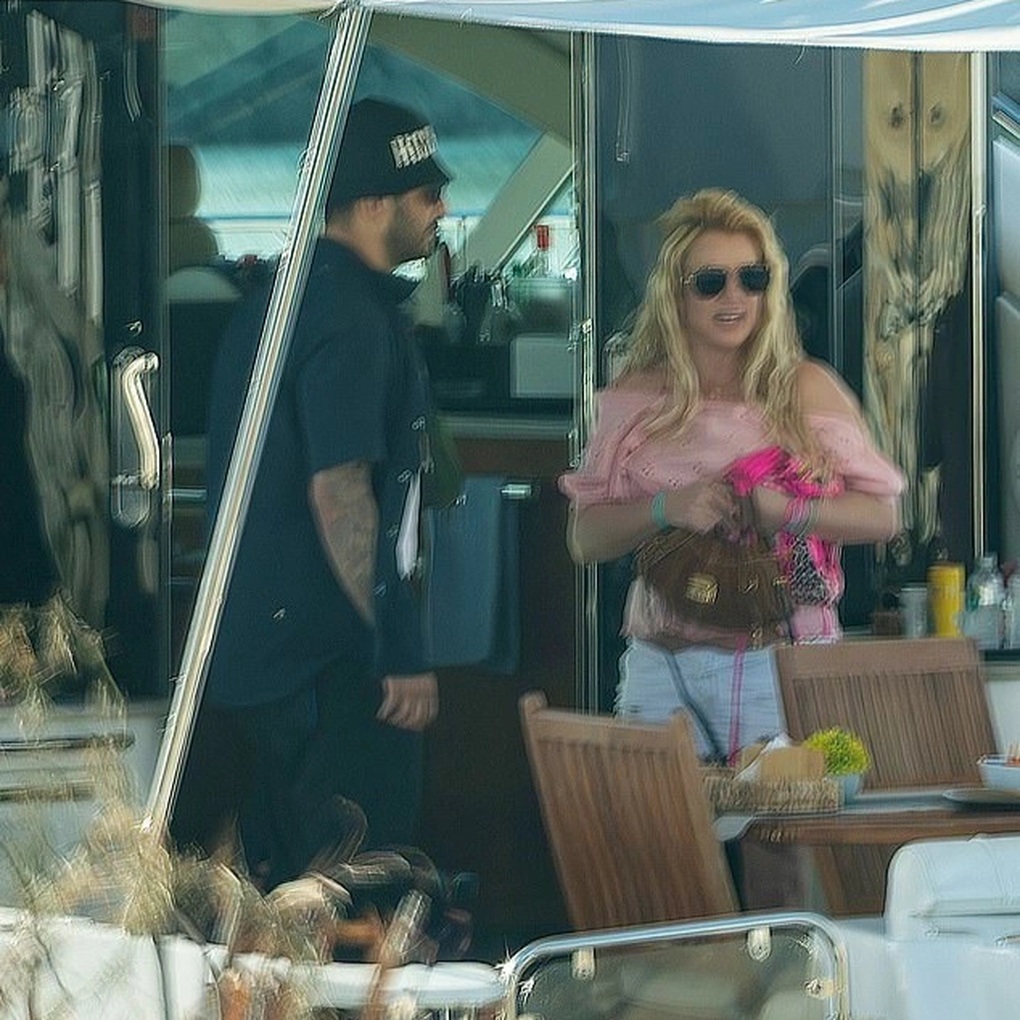 Temidden van psychische instabiliteit heeft Britney Spears een intieme relatie met een vreemde - 5 Giữa bất ổn tâm lý, Britney Spears thân mật cùng người đàn ông lạ - 5