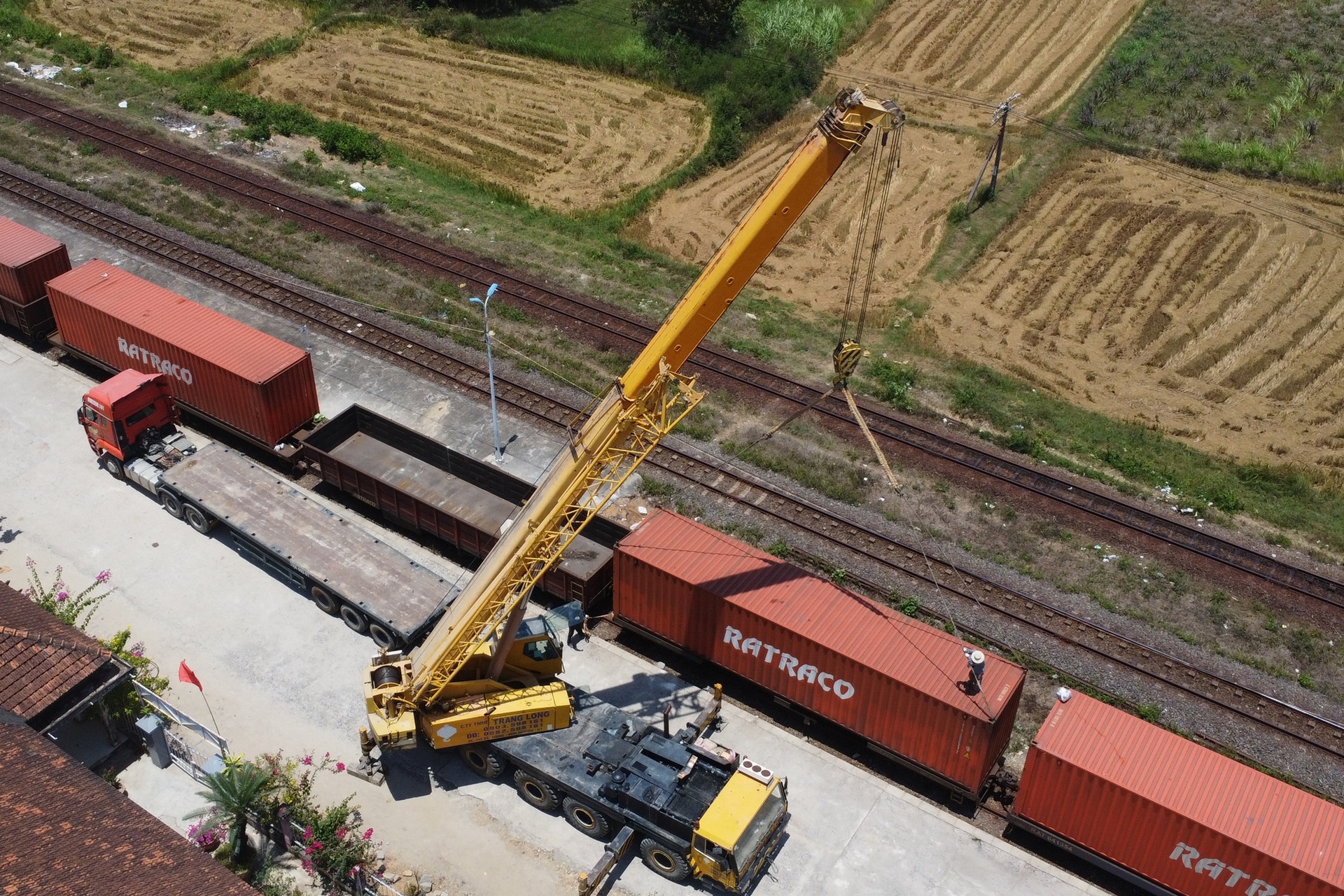 Sạt lở hầm đường sắt Bãi Gió: Khoan xuyên sườn núi, đổ bê tông để gia cố - 12 Sạt lở hầm đường sắt Bãi Gió: Khoan xuyên sườn núi, đổ bê tông để gia cố - 12