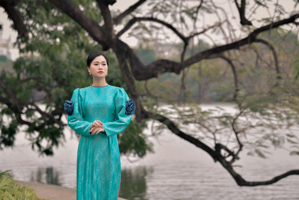Lâm Vỹ Dạ tha thướt với áo dài tơ tằm của NTK Đức Hùng - 6 Lâm Vỹ Dạ tha thướt với áo dài tơ tằm của NTK Đức Hùng - 6