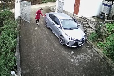 Nữ tài xế "ôm hận" vì lùi xe mà không nhìn gương chiếu hậu