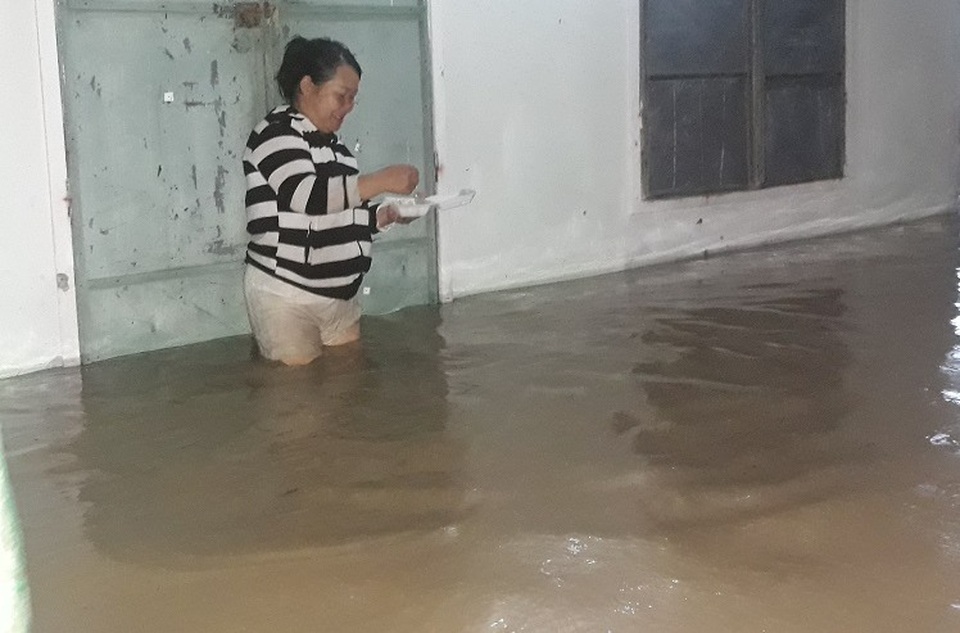Lũ đổ về bất ngờ, người dân cuống cuồng chạy lũ trong đêm - 7 Lũ đổ về bất ngờ, người dân cuống cuồng chạy lũ trong đêm - 7