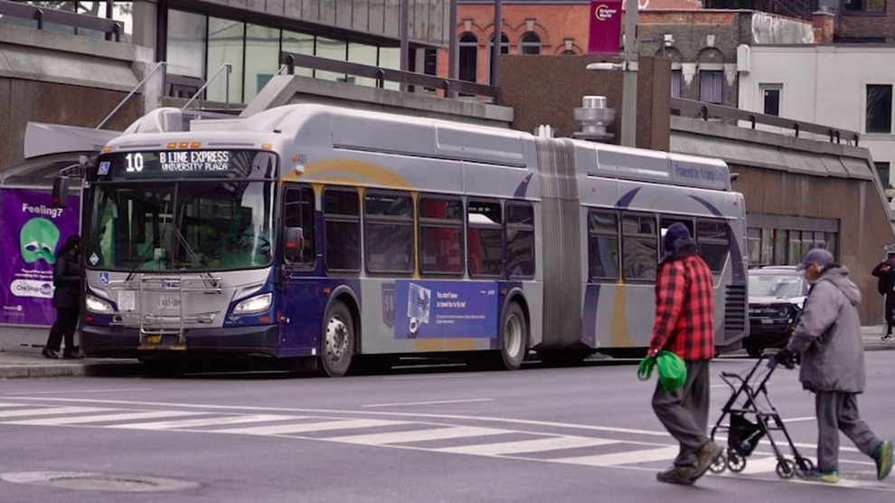 Người đàn ông lái trộm xe buýt, vẫn tuân thủ luật, đón trả khách đầy đủ - 2