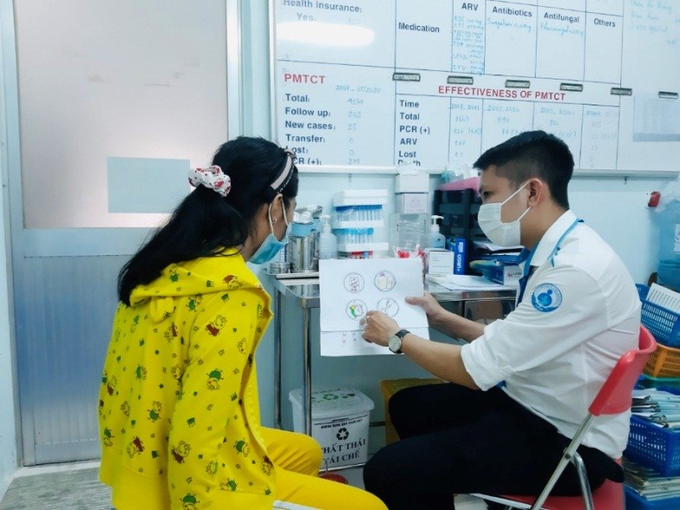 Nhân viên công tác xã hội tham vấn cá nhân cho trẻ vị thành niên nhiễm HIV về kỹ năng sống.