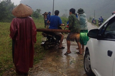 Hàng chục côn đồ ngang nhiên tấn công kiểm lâm, cướp gỗ lậu