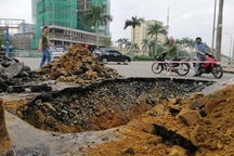 Sau mưa lớn, "hố tử thần" xuất hiện