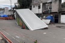 Hố tử thần nuốt trọn chiếc xe tải trong tích tắc