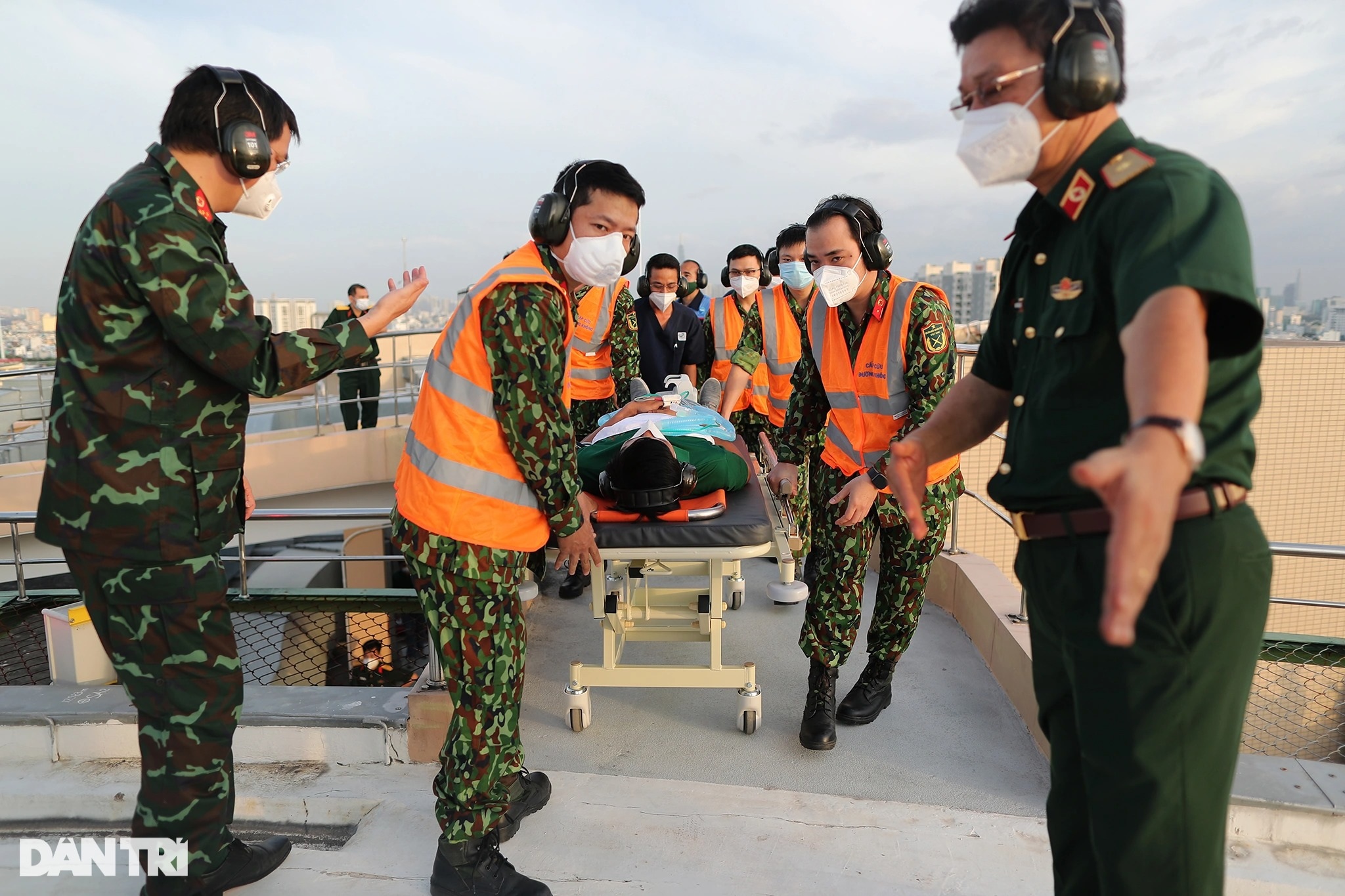 Trực thăng đáp trên nóc bệnh viện, huấn luyện cấp cứu đường không ở TPHCM - 5 Trực thăng đáp trên nóc bệnh viện, huấn luyện cấp cứu đường không ở TPHCM - 5