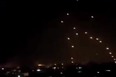 Khoảnh khắc lá chắn Vòm sắt Israel đánh chặn "mưa" rocket từ Dải Gaza