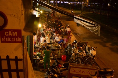 Nhà hàng, quán nhậu “nuốt chửng” vỉa hè quận 1