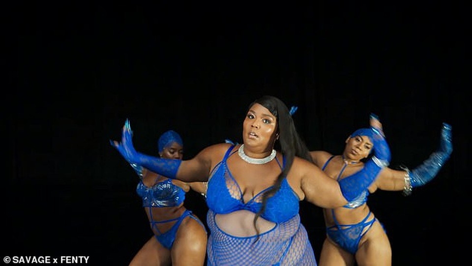Lizzo diện nội y khoe dáng khủng - 3 Lizzo diện nội y khoe dáng khủng - 3