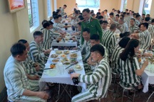 Bữa cơm tất niên sớm và ước mơ sau song sắt ngày Tết