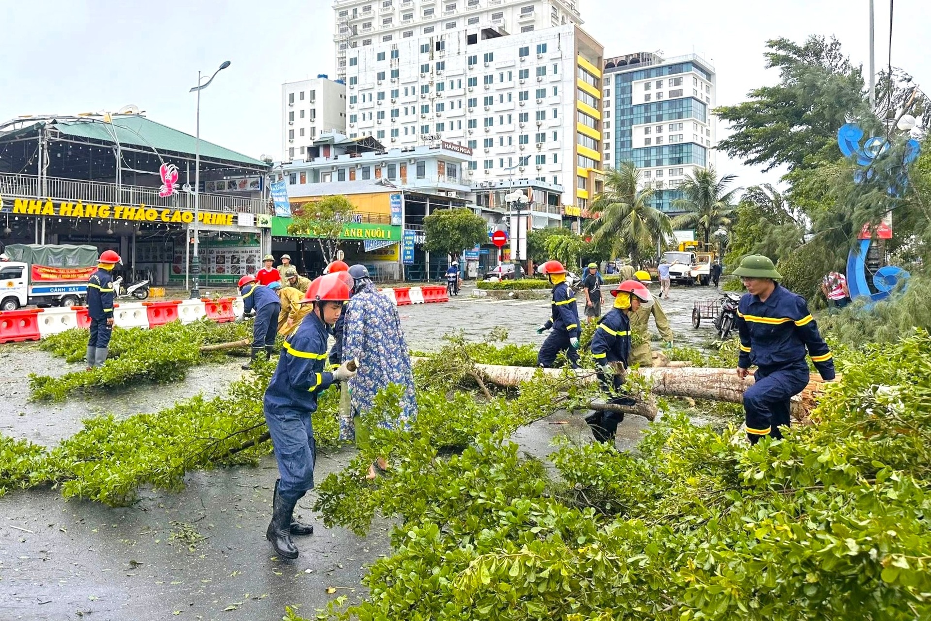 Nước lũ gây ngập lụt khắp nơi ở Thanh Hóa, công an trắng đêm giải cứu dân - 8 Nước lũ gây ngập lụt khắp nơi ở Thanh Hóa, công an trắng đêm giải cứu dân - 8