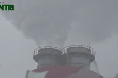 Cận cảnh những cột khói bụi khổng lồ từ các nhà máy nhiệt điện tại KKT Vũng Áng do PV Dân trí ghi lại.