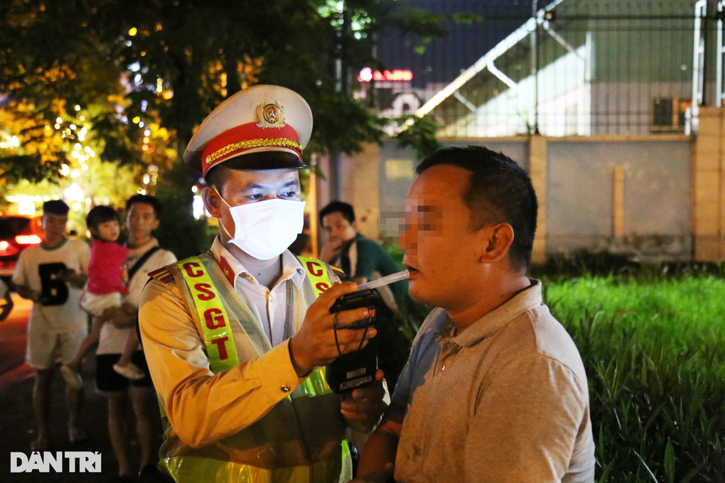 Hà Nội: CSGT hóa trang gần quán nhậu, xử lý ma men lái ô tô - 6 Hà Nội: CSGT hóa trang gần quán nhậu, xử lý ma men lái ô tô - 6