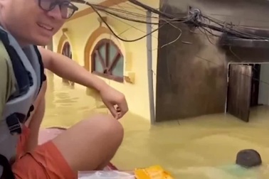 Bé trai Bắc Giang bơi qua dòng nước lũ, chỉ xin lọ dầu gió cho bà