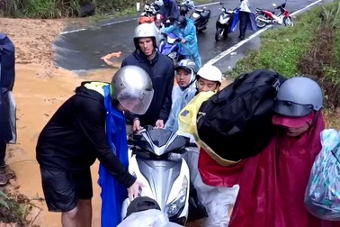 Đường Nha Trang - Đà Lạt tê liệt, khách khiêng xe máy qua núi