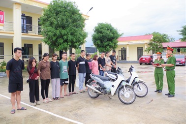 Nhóm thanh thiếu niên đi xe máy cầm phóng lợn quay video khoe chiến tích