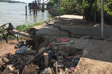 Đường ven sông Hậu nứt dài 70m, đe dọa ngôi nhà 5 tầng