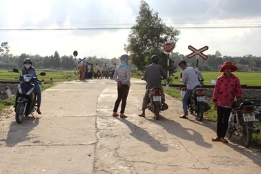 Bị tàu hỏa kéo lê 50m, 1 thanh niên tử vong