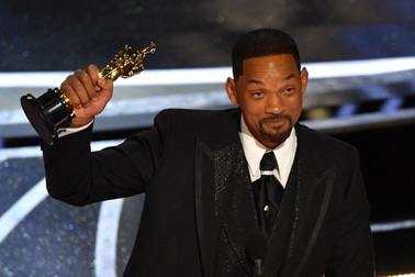 Oscar 2022: Vừa đánh người, Will Smith giành luôn tượng vàng