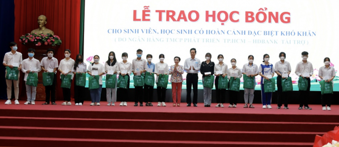 Các em học sinh, sinh viên có hoàn cảnh đặc biệt khó khăn được nhận học bổng.