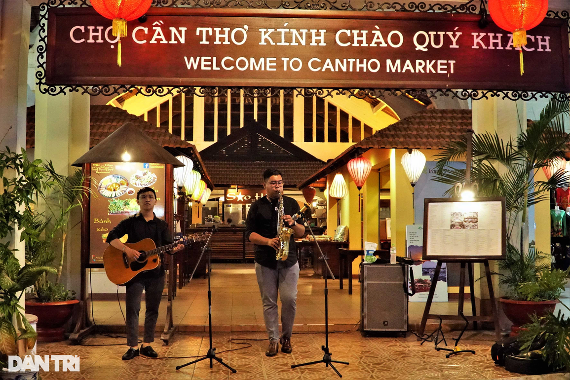 Giới trẻ che dù, mặc áo mưa check-in phố đi bộ đầu tiên ở Tây Đô - 9 Giới trẻ che dù, mặc áo mưa check-in phố đi bộ đầu tiên ở Tây Đô - 9
