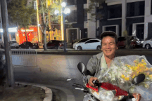 Shipper lạc đường 2 tiếng mới giao được hàng và phản ứng bất ngờ của khách