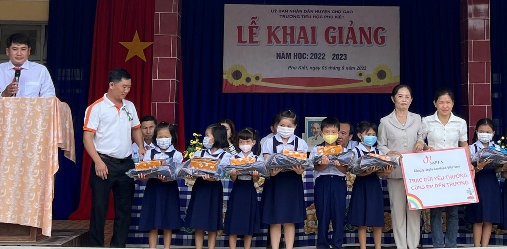 Japfa Việt Nam trao tặng 400 phần quà cho học sinh khó khăn - 1 Japfa Việt Nam trao tặng 400 phần quà cho học sinh khó khăn - 1