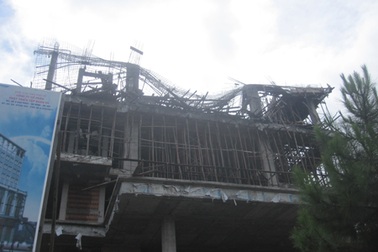 Sập trần đang đổ bê tông, 2 người thương vong