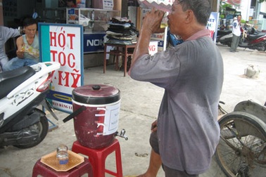 Người nghèo mát lòng với những bình trà miễn phí