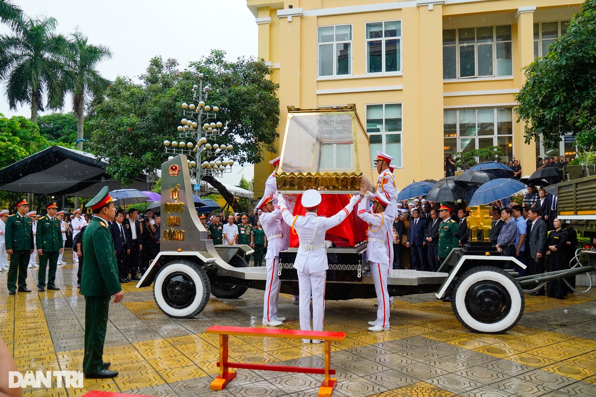 Linh xa đưa Phó Thủ tướng Lê Văn Thành về nơi an nghỉ cuối cùng - 10