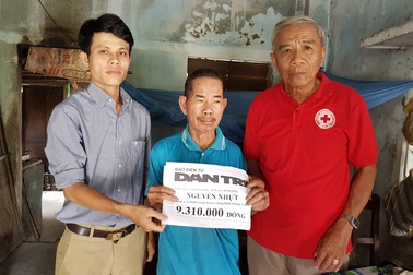 Bạn đọc Dân trí tiếp tục giúp đỡ hơn 9,3 triệu đồng đến cụ ông mắt mù lòa chăm vợ nằm liệt giường