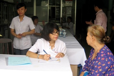 Khám chữa bệnh trạm y tế phường xã, nguy cơ “vỡ trận”