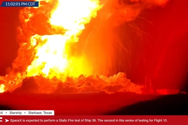 Tàu Starship phát nổ, bốc cháy dữ dội ngay trên bệ thử
