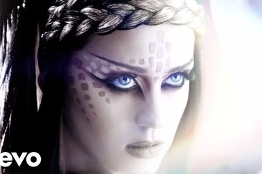 Katy Perry hát cùng Kanye West