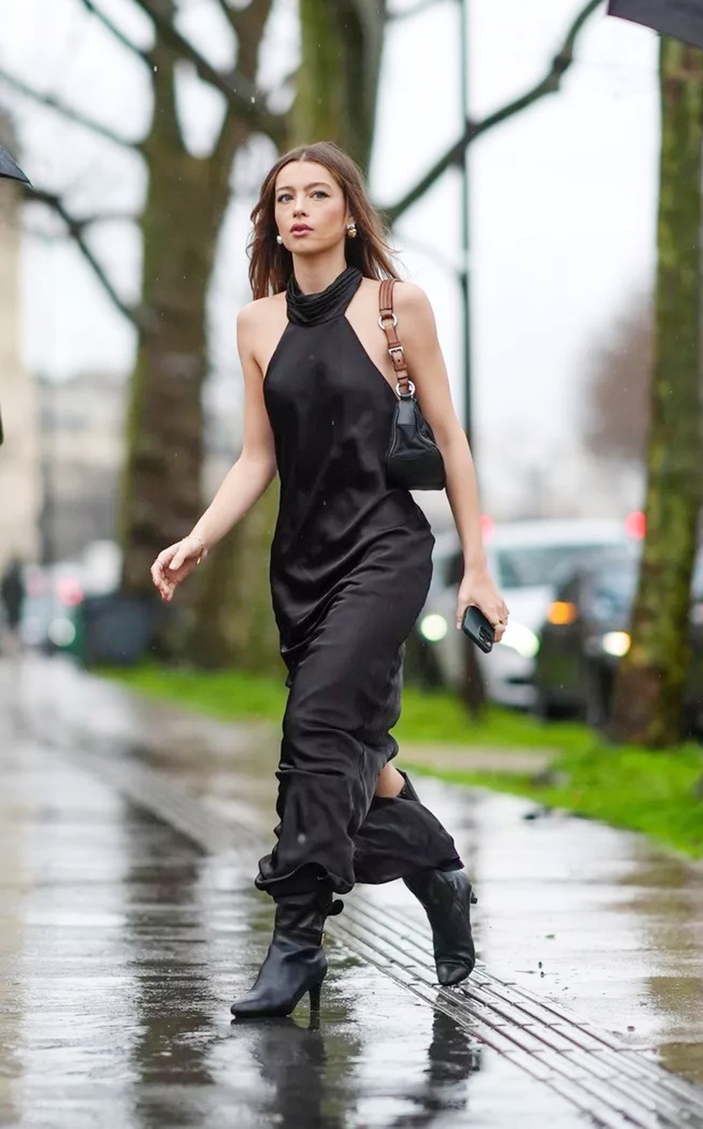 Mùa thu năm nay nên diện váy với giày boots thế nào để trông sành điệu? - 9 Mùa thu năm nay nên diện váy với giày boots thế nào để trông sành điệu? - 9